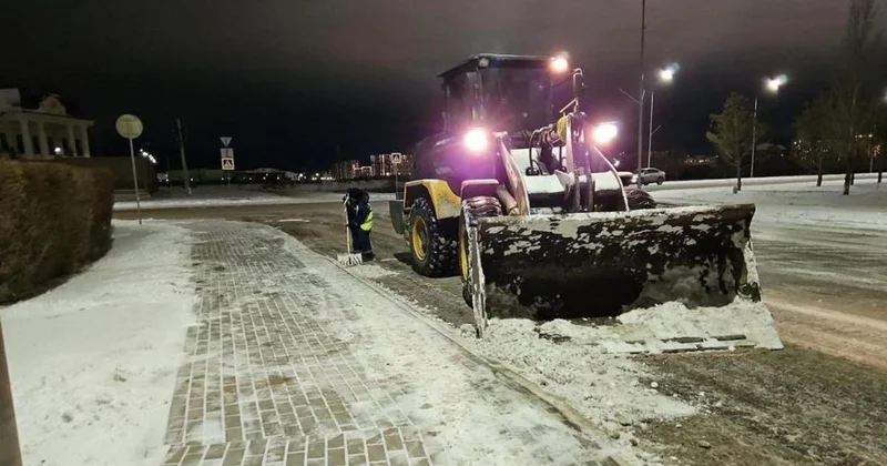 Как коммунальщики Астаны борются с последствиями снегопада (фото)