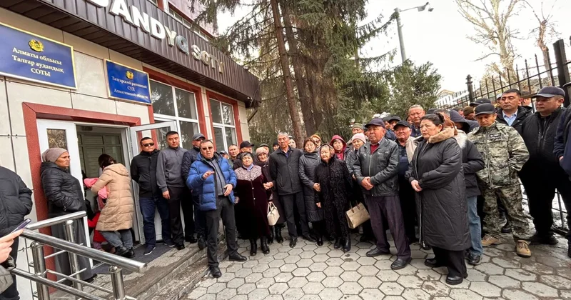 Подожгу себя прямо здесь : супруга Хасана Касымбаева угрожает суду