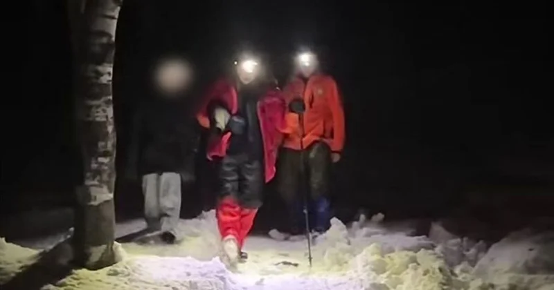 Женщина с ребенком застряли на скользком склоне в горах Алматы (видео)