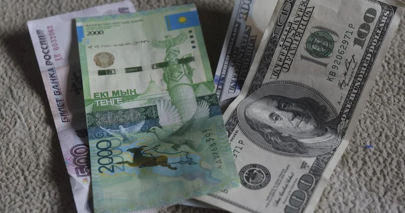 Курс доллара продолжает падать в Казахстане