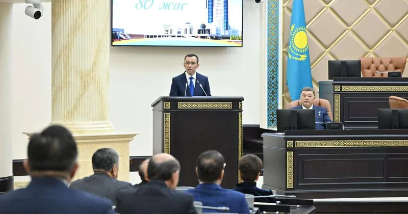 В Сенате поздравили Халық қаһарманы Мухтара Алтынбаева с 80 летним юбилеем