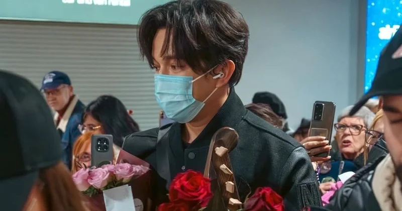 Прилетевшему в Ригу Димашу подарили старинный музыкальный инструмент