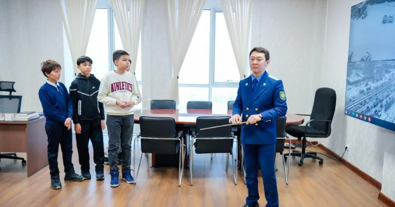 Буллинг, алаяқтық, нашақорлықпен күрес: елордалық прокуратура оқушыларға ашық есік күнін өткізді