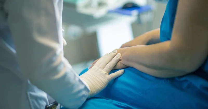 Татуировка с руки девушки переехала на язык после операции