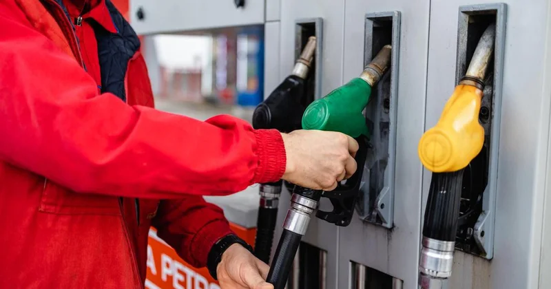 Курившего во время заправки авто работника АЗС наказали в Мангистау (видео)