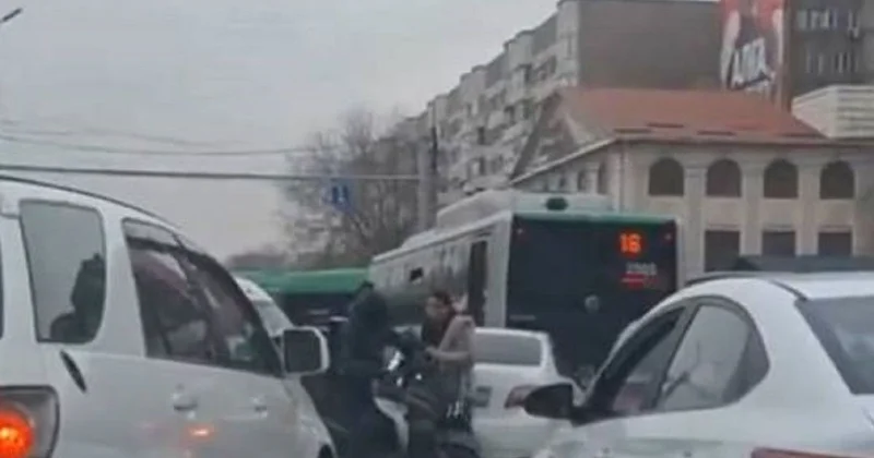 Автоледи и курьер подрались : полиция ищет участников конфликта на проезжей части в Алматы