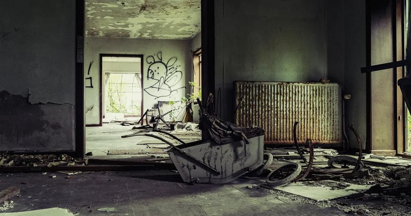 Поджог? Полиция прокомментировала пожар в подъезде ЖК в Астане