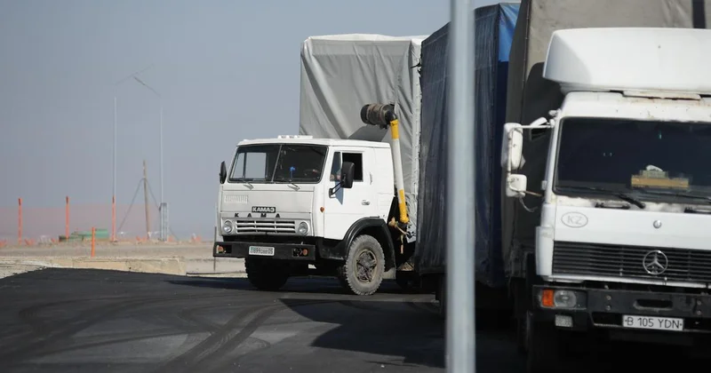 Уже холодно, нас дома ждут : 20 грузовиков застряли на таможне на границе с Узбекистаном (видео)