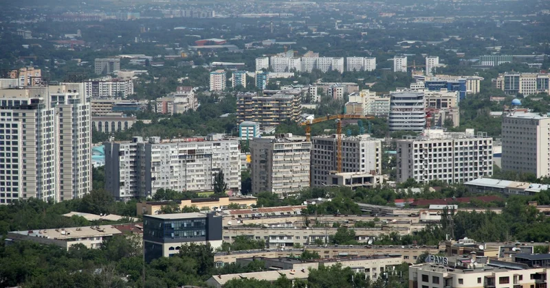 Акимат выселил сотни семей из квартир в Алматы