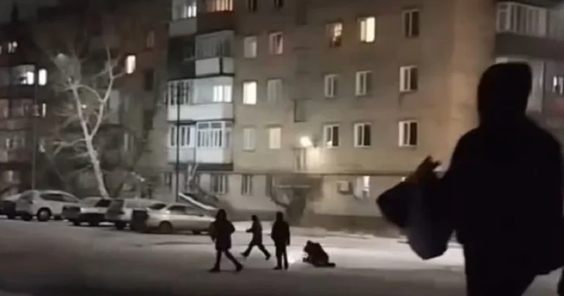Дети бросили петарду в воротник упавшему на землю мужчине в Караганде (видео)