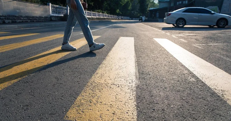 Отвлекся на сотовый телефон : автобус сбил девушку в Алматы