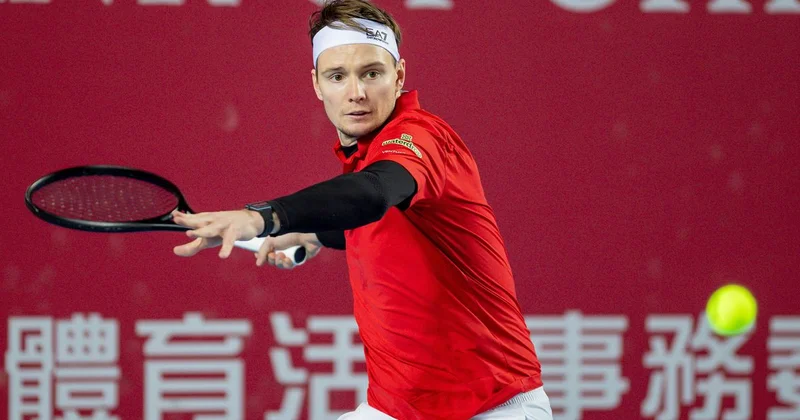 Александр Бублик победил седьмую ракетку мира и стал чемпионом турнира в Гонконге