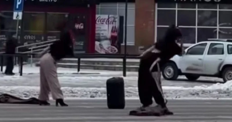 Две девушки устроили танцы посреди проезжей части в Уральске (видео)