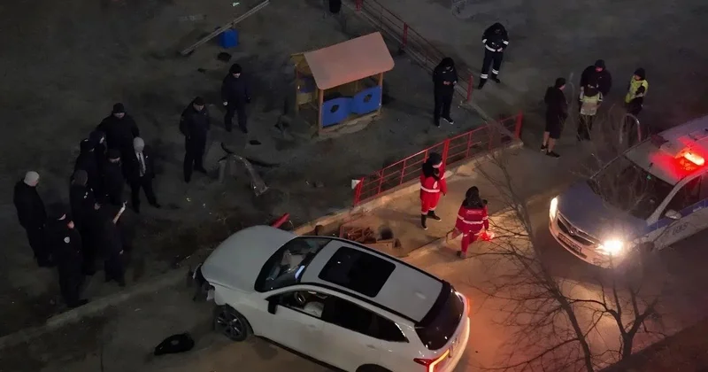 В Актау пьяный бесправник на Haval протаранил три машины и детскую площадку
