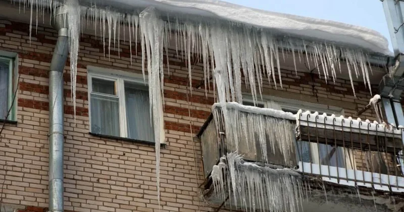 Из за сосулек люди боятся выходить из дома в Атырау