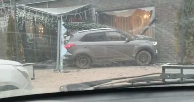 70 летний водитель протаранил ресторан в Атырау