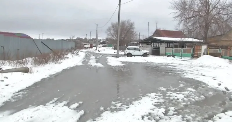 Износ сетей более 60% : улицы Темиртау затопило холодной водой после порыва