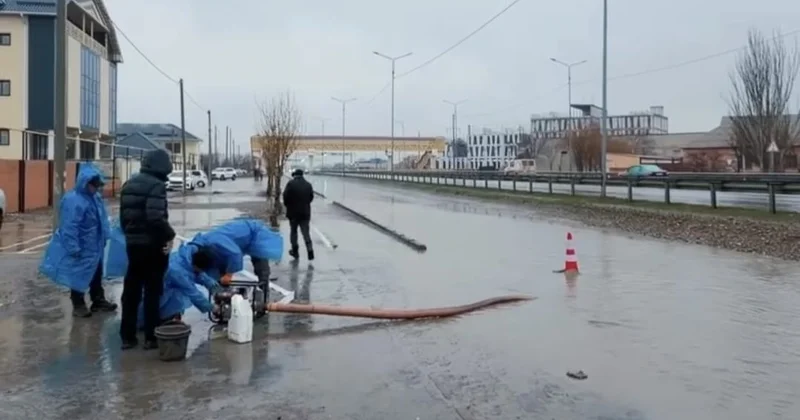 Түркістанда нөсерден кейін су жиналған аумақтарды тазарту қалай жүріп жатыр