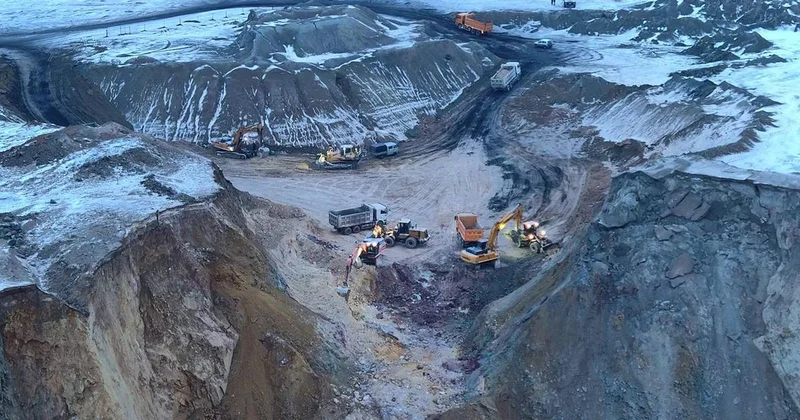 Автобус с рабочими АО Майкаинзолото провалился под землю: ДЧС проиграл в суде