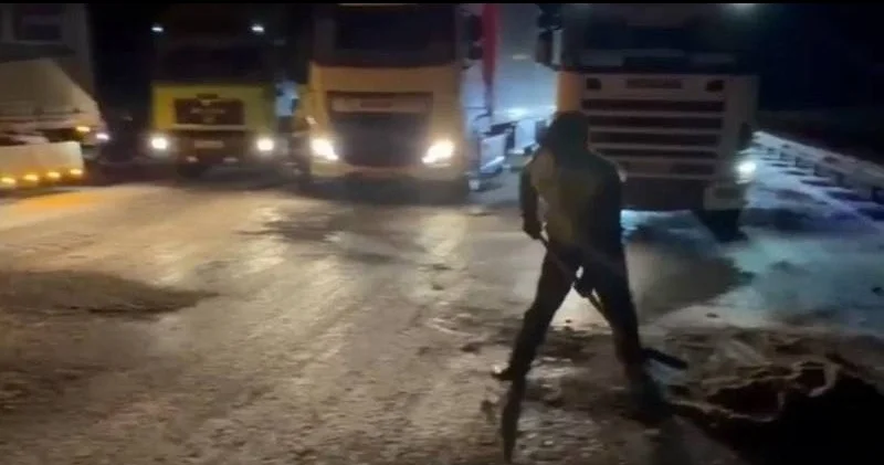 Қарағанды полицейлері күрекпен құм сеуіп, жүздеген жүк көлігіне жол ашты