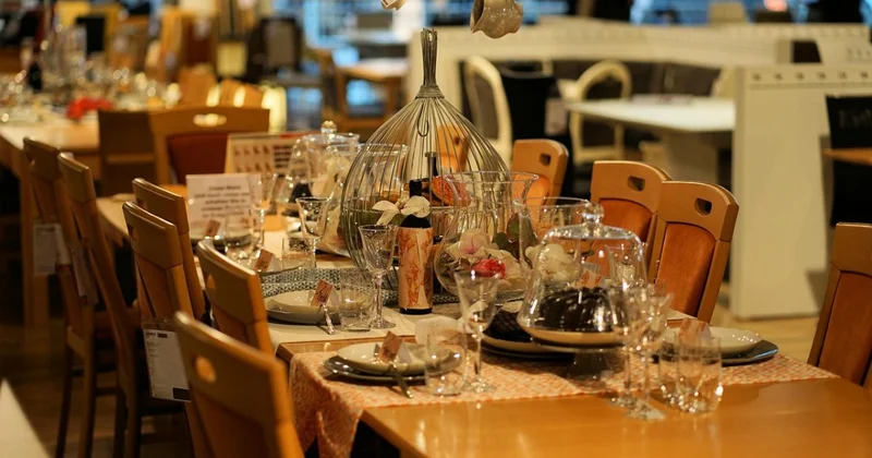 Неизвестные пришли на чужой той в Алматы и поели за их счет