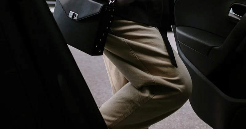 Жительница Уральска выпала из машины после ссоры с мужем и запросила 10 млн тенге