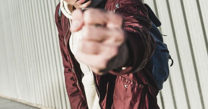 Схватил и начал бить по голове : неизвестный нападал на людей в Усть Каменогорске