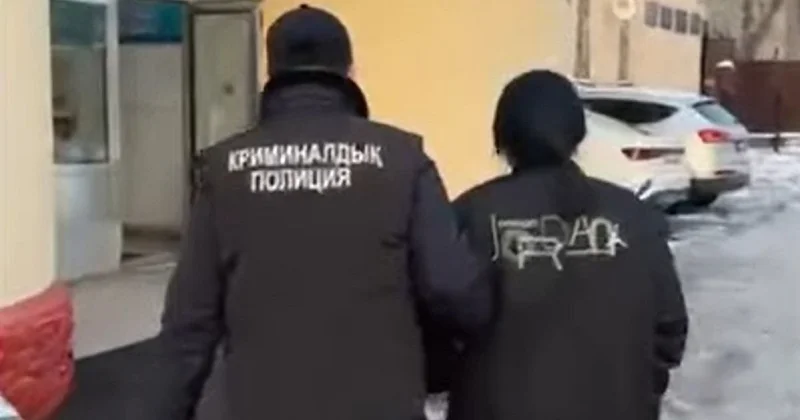 Золото, деньги и книги: женщину задержали в Шымкенте