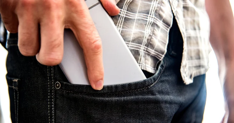 Молодых алматинок обокрали, пока одна пыталась помочь подруге