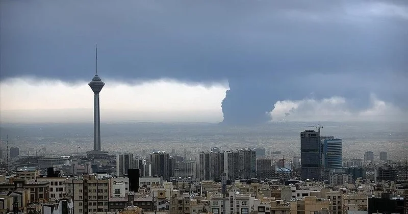 Ирандағы әуе соққыларынан кейін Тегеранда қара жаңбыр жауып, ауа ластанды