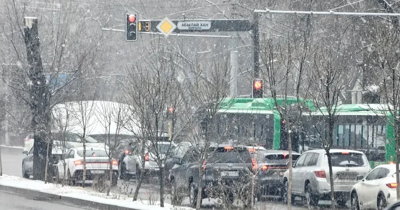 Қолайсыз ауа райы: Алматыда бір тәулікте 62 жол апаты болды