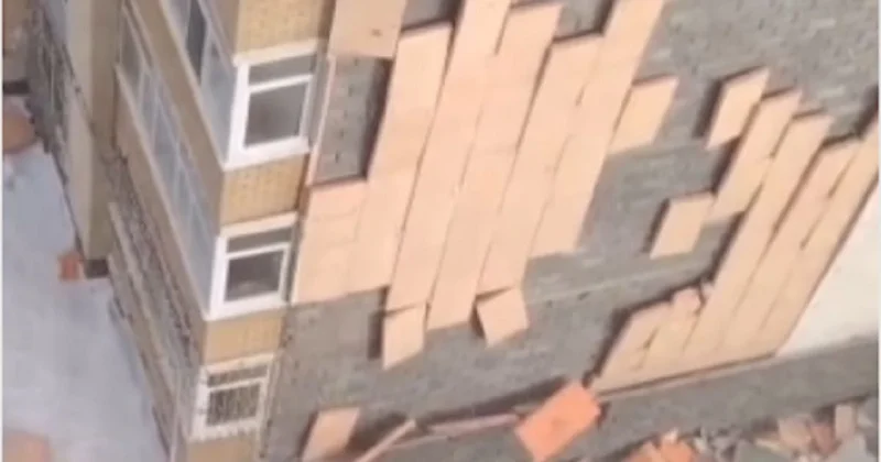 Обрушился фасад : утеплитель многоэтажки рухнул на землю из за сильного ветра в Астане (видео)