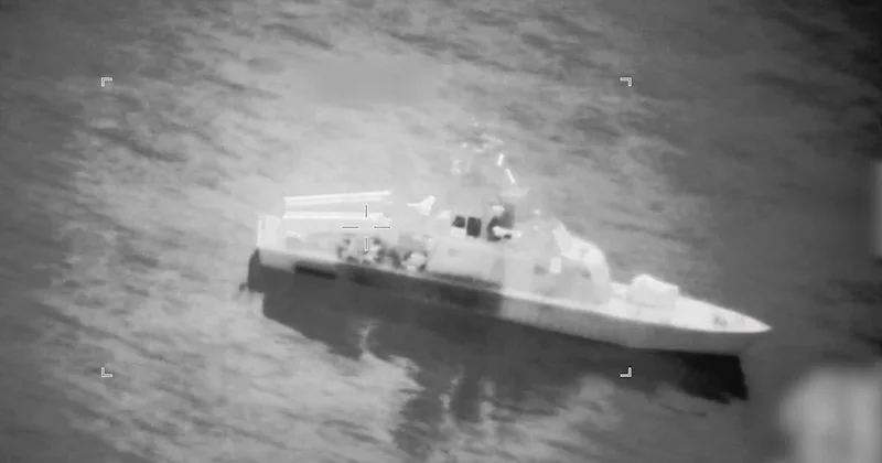 США заявили об уничтожении минных кораблей у Ормузского пролива (видео)