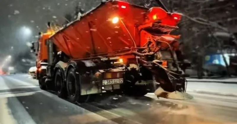 Зима не отступает: в Алматы снова туман и скользкие дороги