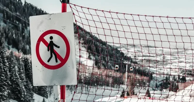 Шымбұлақта ресейлік сноубордшы жолдан шығып, жыраға құлап кетті құтқару сәті видеоға түсті