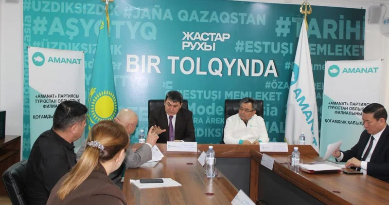 Түркістан облысы әкімінің орынбасары партия алаңында азаматтарды қабылдады