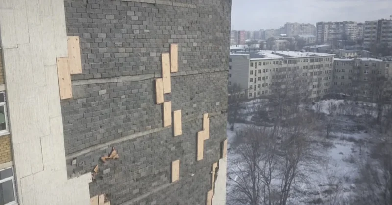 В Астане сильный ветер сорвал фасад многоэтажки, обломки разлетелись по двору