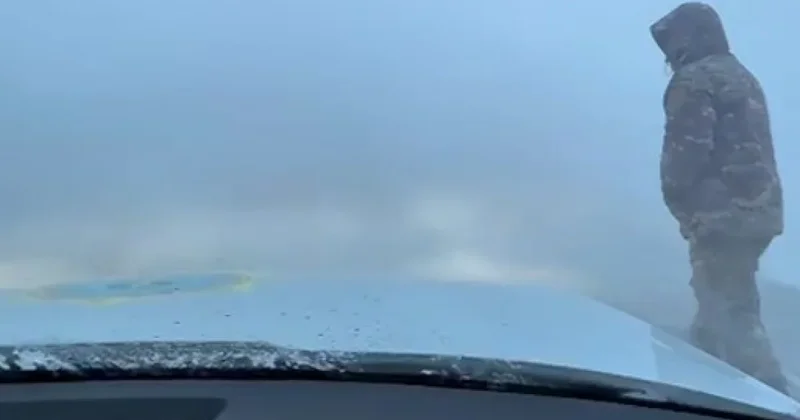 Спасатель из Казахстана пешком провел колонну машин через буран видео