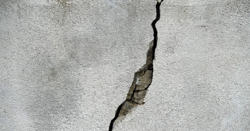 Өскеменде су құбырының тесілуінен тұрғын үйлердің қабырғалары жарылып жатыр