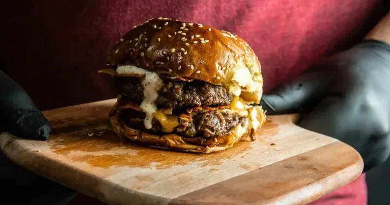 Алматыдағы Burger King төңірегіндегі жанжал: тексеріс өрескел заңбұзушылықтарды анықтады