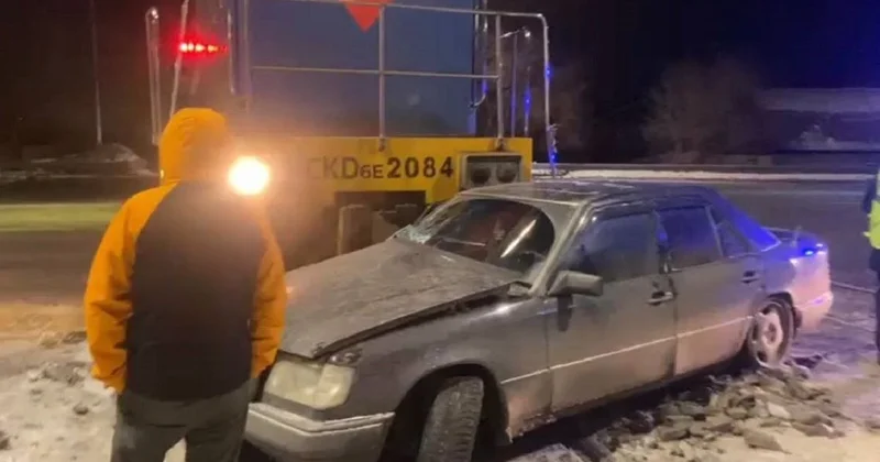Локомотив протащил легковой автомобиль по ж/д путям в Семее (видео)