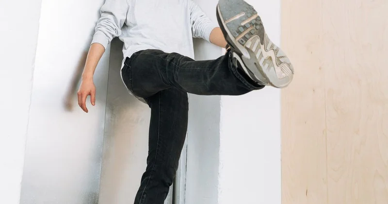 Казахстанец пнул соседку в живот во время конфликта