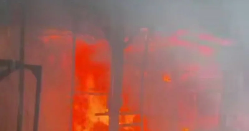 Три газовых баллона успели вынести пожарные из загоревшегося цеха в Астане