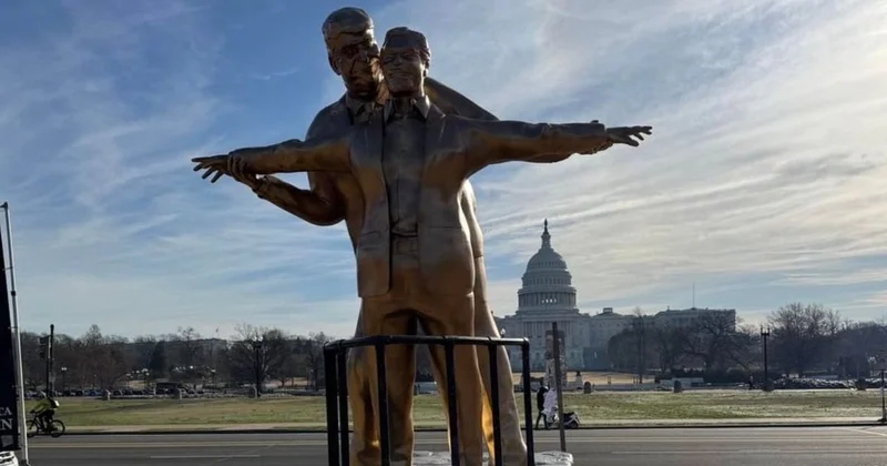 Статую Трампа и Эпштейна в стиле героев Титаника установили у здания Капитолия в США (фото