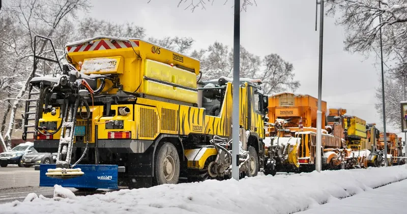 Алматыда бір түнде 27 см ге дейін қар жауды, көшелерді тазалау жұмыстары жалғасып жатыр