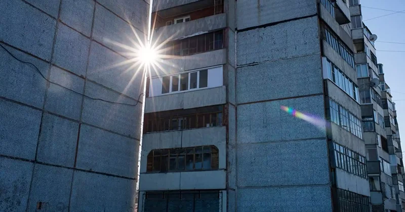 Қарағандыда тоғыз қабатты үйдің төбесінде отырған жасөспірім жұртты шошытты