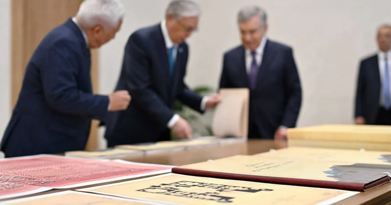 Мирзиёев передал Токаеву уникальные архивы