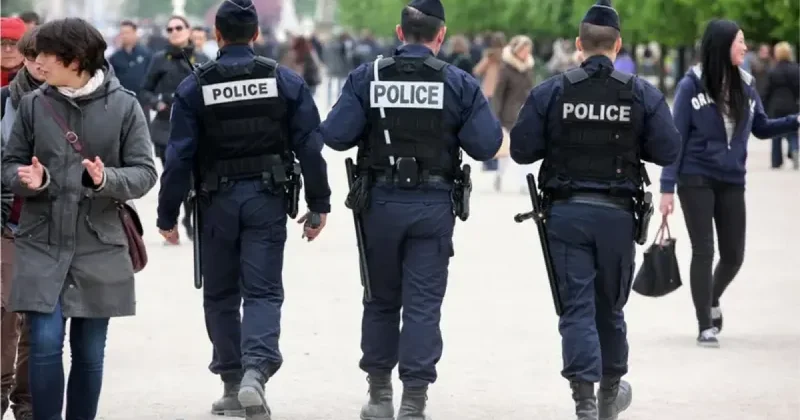 Во Франции мужчина запер девятилетнего сына в фургоне на год