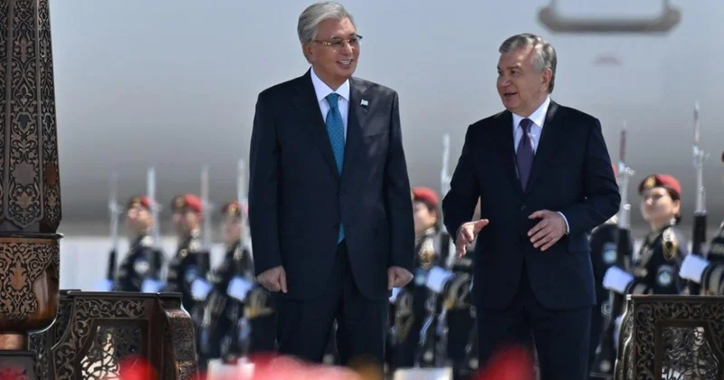 Токаев прибыл в Узбекистан с рабочим визитом