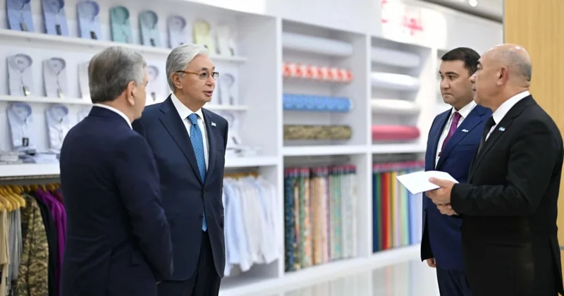 Токаев и Мирзиёев ознакомились с работой текстильного кластера в Узбекистане